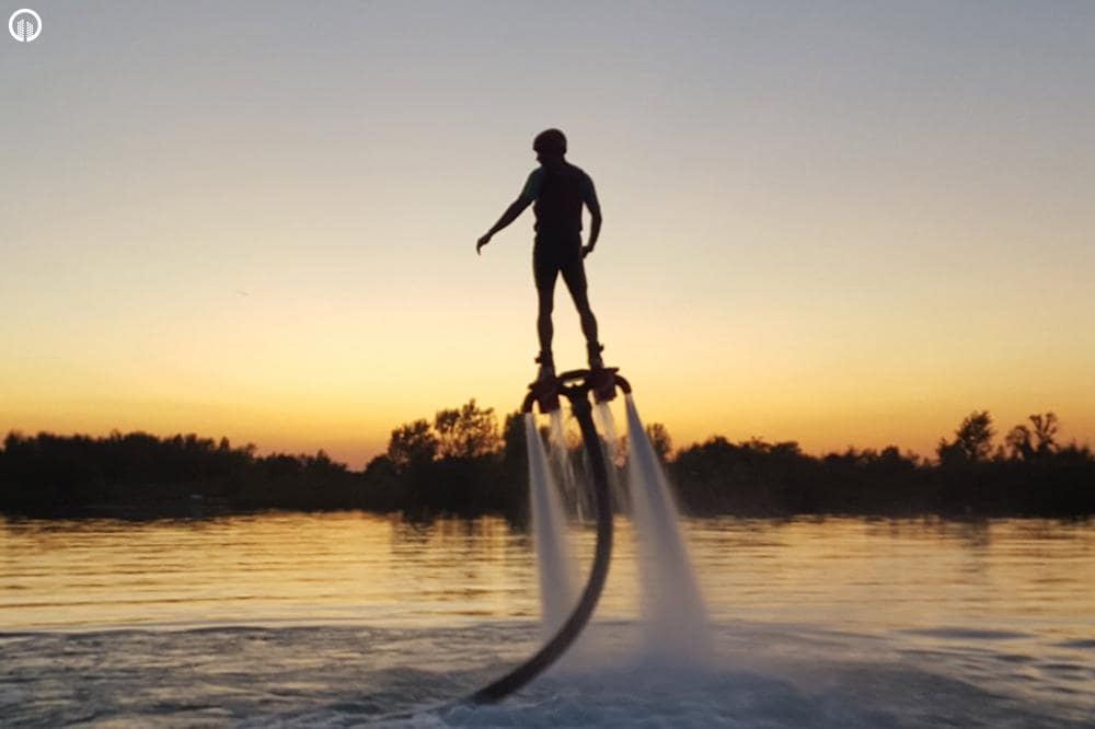 A nyári meleg remek lehetősége a flyboard kipróbálására